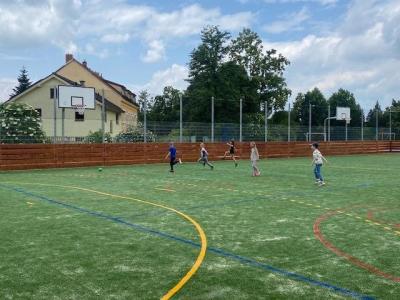 Fotbal, hod na koš atd.