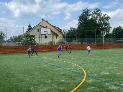 Fotbal, hod na koš atd.