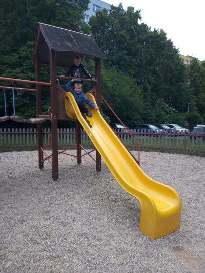 NA DĚTSKÉM HŘIŠTI