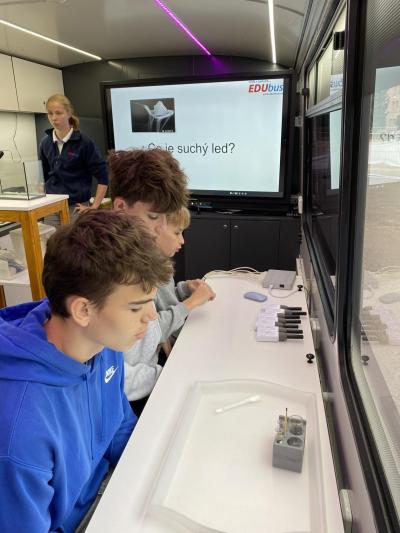 Jak se programuje s Micro:bitem nebo jak funguje suchý led...to jsme zjistili v EDUBUSU