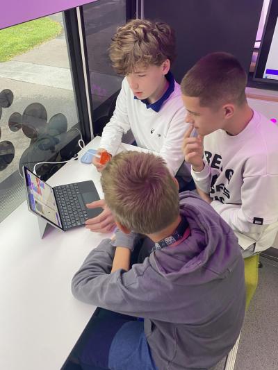 Jak se programuje s Micro:bitem nebo jak funguje suchý led...to jsme zjistili v EDUBUSU