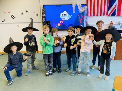 Osmáci s druháky připravovali Halloween v AJ