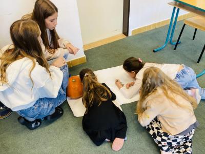 Osmáci s druháky připravovali Halloween v AJ